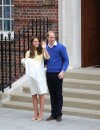  Kate Middleton et le Prince William pr&eacute;sentent leur fille &agrave; la sortie de la Lindo Wing le 2 mai 2015 