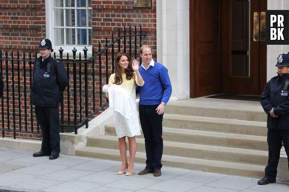 Kate Middleton et le Prince William présentent leur fille à la sortie de la Lindo Wing le 2 mai 2015