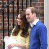 Kate Middleton et le Prince William présentent leur fille à la sortie de la Lindo Wing le 2 mai 2015