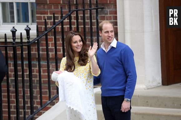 Kate Middleton et le Prince William présentent leur fille à la sortie de la Lindo Wing le 2 mai 2015