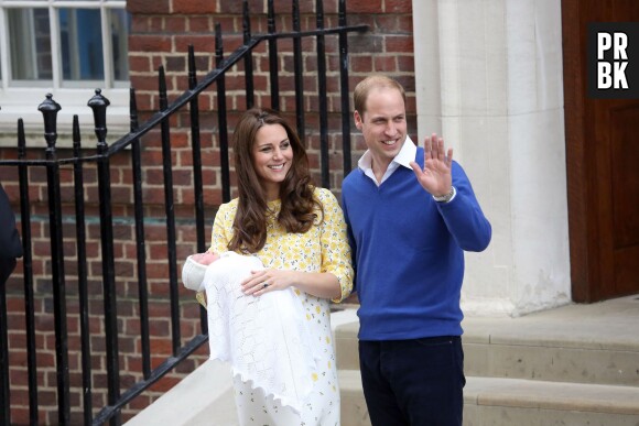 Kate Middleton et le Prince William souriants présentent leur fille à la sortie de la Lindo Wing le 2 mai 2015