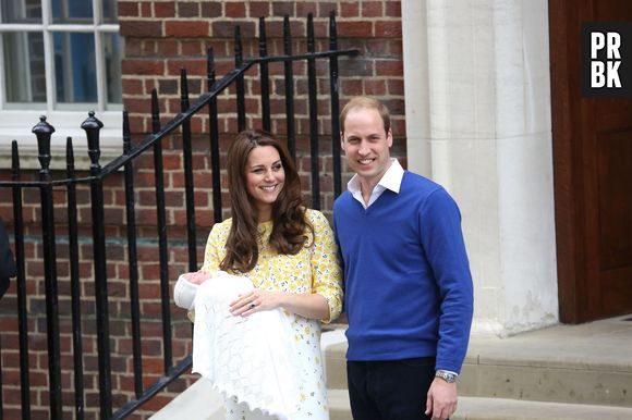 Kate Middleton et le Prince William présentent leur fille à la sortie de la Lindo Wing le 2 mai 2015