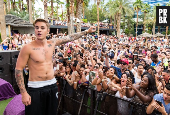 Justin Bieber torse-nu à une fête organisée à Las Vegas le samedi 2 mai 2015