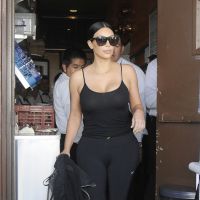 Kim Kardashian : son fessier et ses seins stars de L.A grâce à une tenue sport transparente