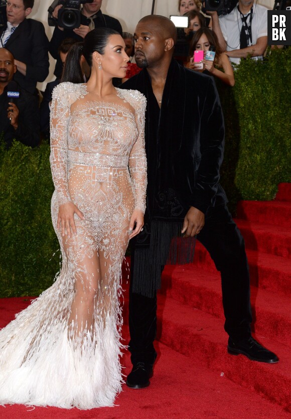 Kim Kardashian sexy en robe transparente et Kanye West sur le tapis rouge du MET Gala 2015 à New York, le 4 mai 2015