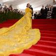  Rihanna et sa robe jaune qui amuse Twitter sur le tapis rouge du MET Gala 2015 &agrave; New-York, le 4 mai 2015 