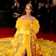  Rihanna : robe hallucinante et longue tra&icirc;ne sur le tapis rouge du MET Gala 2015 &agrave; New-York, le 4 mai 2015 