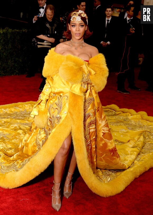 Rihanna : robe hallucinante et longue traîne sur le tapis rouge du MET Gala 2015 à New-York, le 4 mai 2015