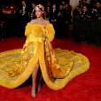  Rihanna et sa robe jaune qui amuse Twitter sur le tapis rouge du MET Gala 2015 &agrave; New-York, le 4 mai 2015 