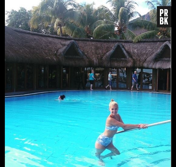 Katrina Patchett sexy en bikini à l'île Maurice en mai 2015