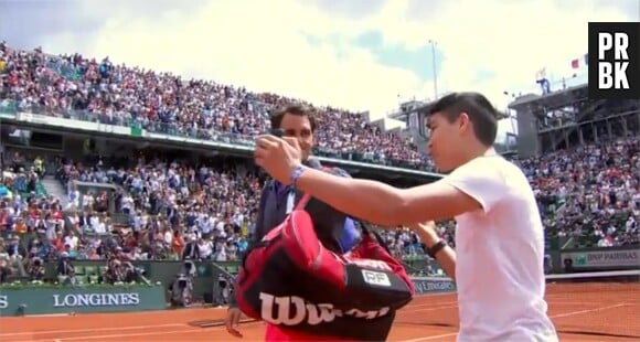 Un spectateur de Roland Garros tente de prendre un selfie avec Roger Federer, le 24 mai 2015