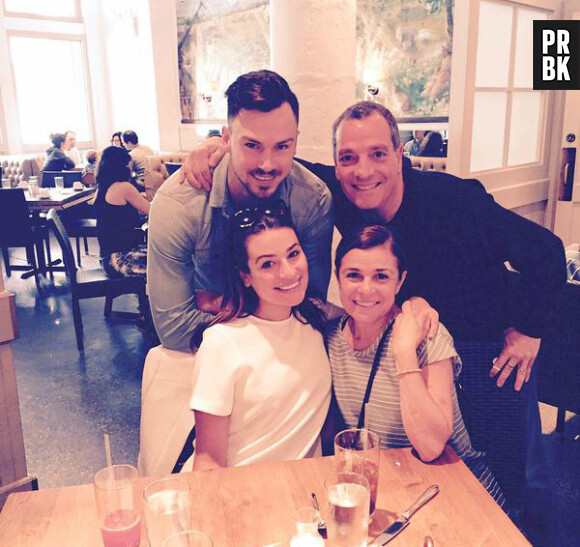 Lea Michele entourée de sa maman, son papa et son chéro Matthew Paetz