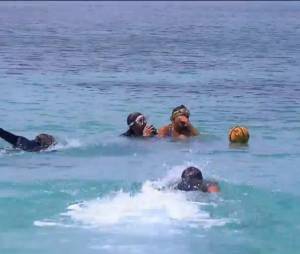 Margot soignée par les médecins dans Koh Lanta 2015