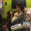 Kendall Jenner adopte un bébé chiot à Los Angeles, le 14 juin 2015