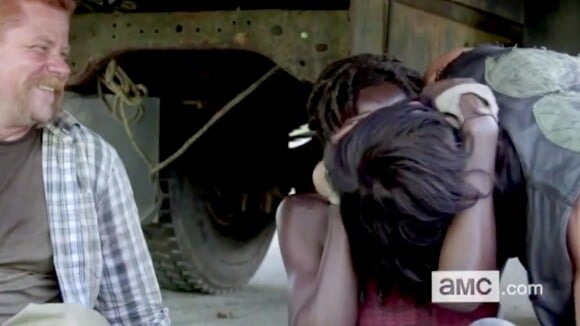 The Walking Dead saison 6 : un épisode 1 "énorme", Michonne et Daryl s'embrassent sur le tournage