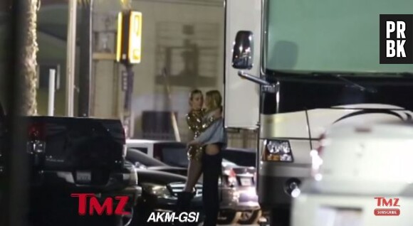 Miley Cyrus et Stella Maxwell en couple : câlin complice à Los Angeles en juin 2015