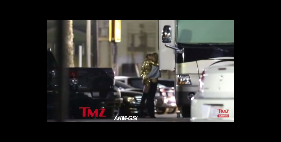  Miley Cyrus et Stella Maxwell en couple : baiser passionn&amp;eacute; &amp;agrave; L.A en juin 2015 