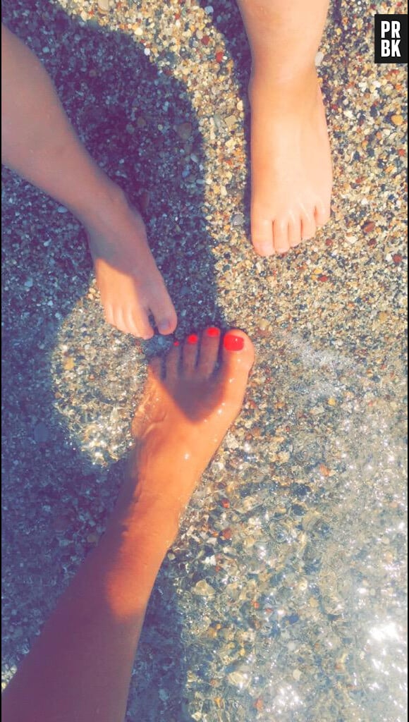 Amélie Neten et son fils Hugo : les pieds dans l'eau pendant l'été 2015