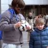 Cristiano Ronaldo surprend un jeune garçon dans les rues de Madrid