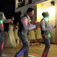 Des jeunes mariés impressionnent le web avec une première danse délirante
