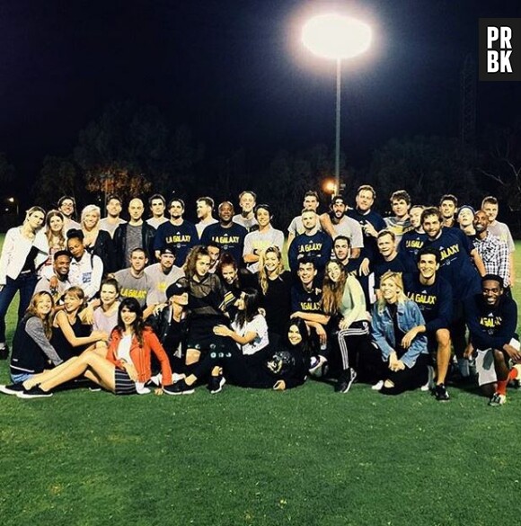 Joe Jonas entouré de ses invités à sa fête d'anniversaire surprise organisée par Gigi Hadid, le 10 août 2015