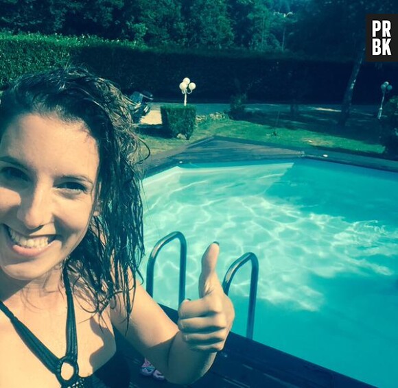 Léa François (Plus belle la vie) à la piscine avec sa famille pendant les vacances d'été 2015