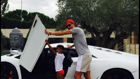 Cristiano Ronaldo abdos dehors sur Instagram au côté de son fils : la photo sexy et craquante