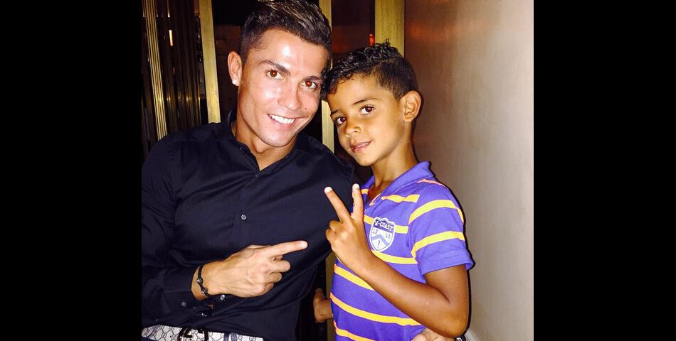 Cristiano Ronaldo prend la pose avec son adorable fils sur Instagram