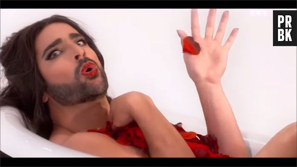 Florent Peyre déguisée en Conchita Wurst pour une parodie de Color Gitano de Kendji Girac diffusée dans l'émission "La Grande soirée des parodies" sur TF1