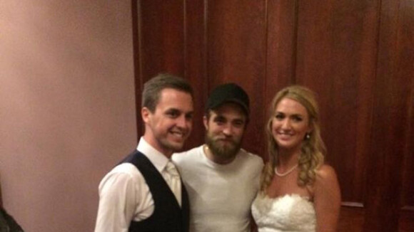 Robert Pattinson : surprise, il s'incruste sur des photos de mariage