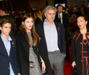 José Mourinho en famille avec sa fille Matilde Mourinho, son fils et sa femme à l'avant-première d'Hunger Games 3, le 10 novembre 2014 à Londres