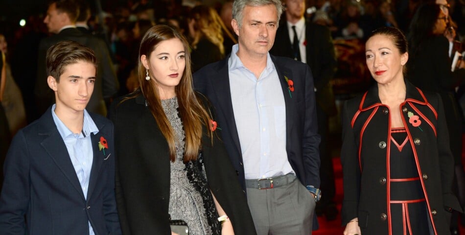 José Mourinho en famille avec sa fille Matilde Mourinho, son fils et sa femme à l&#039;avant-première d&#039;Hunger Games 3, le 10 novembre 2014 à Londres