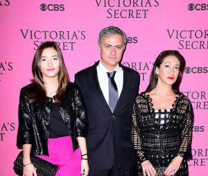 José Mourinho, sa femme et leur Matilde Mourinho au défilé Victoria's Secret, le 2 décembre 2014 à Londres