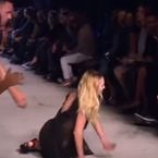 Candice Swanepoel : grosse chute de la mannequin lors du déflié Givenchy de la Fashion Week