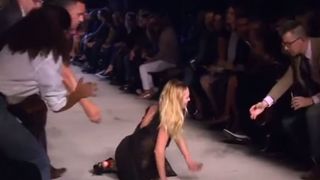 Candice Swanepoel : grosse chute de la mannequin lors du déflié Givenchy de la Fashion Week
