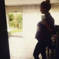 Aurélie Van Daelen enceinte de 6 mois : nouvelle photo de son beau baby bump dévoilée