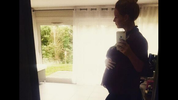 Aurélie Van Daelen enceinte de 6 mois : nouvelle photo de son beau baby bump dévoilée