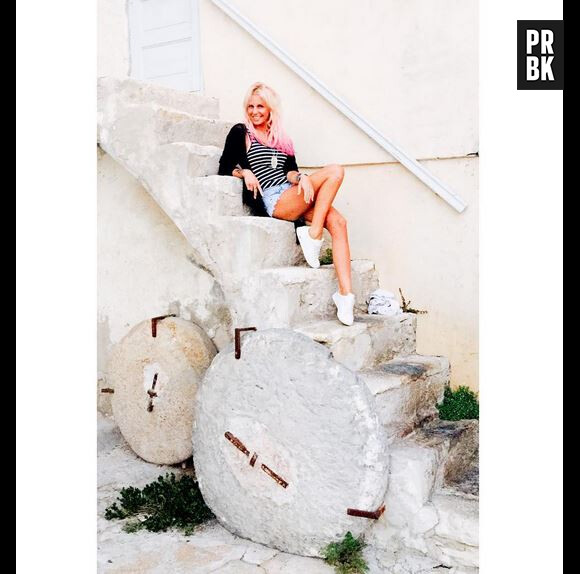 Adixia (Les Ch'tis VS Les Marseillais) accro à Instagram pendant ses vacances en Corse