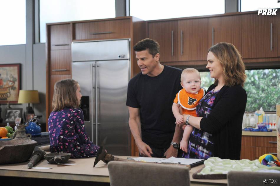 Bones saison 11, épisode 1 Booth, Brennan et leurs enfants sur une photo Purebreak