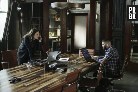 Scandal saison 5, épisode 3 : Huck (Guillermo Diaz) et Quinn (Katie Lowes) sur une photo