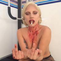 Lady Gaga topless pendant un plan à 4 : ses débuts sexy et sanglants dans AHS Hotel