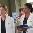 Grey's Anatomy saison 12, épisode 4 : Maggie (Kelly McCreary) et Ellen Pompeo (Meredith) sur une photo