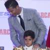 Cristiano Ronaldo et son fils lors de la cérémonie du Soulier d'or, le 13 octobre 2015, à Madrid