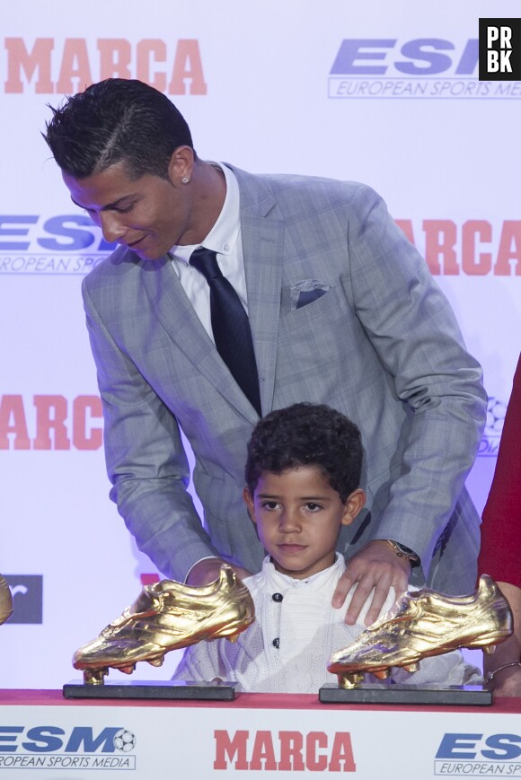 Cristiano Ronaldo et son fils lors de la cérémonie du Soulier d'or, le 13 octobre 2015, à Madrid