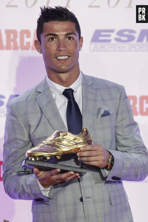 Cristiano Ronaldo pose avec sa récompense lors de la cérémonie du Soulier d'or, le 13 octobre 2015, à Madrid