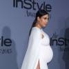 Kim Kardashian enceinte : son baby bump star des InStyle Awards, le 26 octobre 2015 à Los Angeles