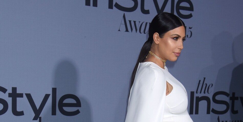 Kim Kardashian enceinte : son baby bump star des InStyle Awards, le 26 octobre 2015 à Los Angeles