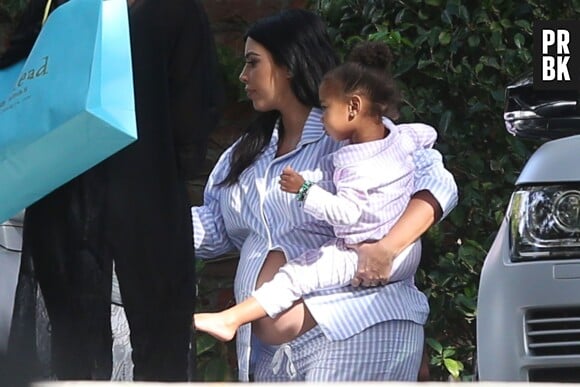 Kim Kardashian arrive avec North à sa baby shower, le 25 octobre 2015