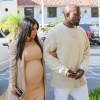 Kim Kardashian enceinte aux côtés de Kanye West pour son anniversaire, le 21 octobre 2015 à Los Angeles