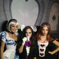 Vanessa Hudgens, Austin Butler et Ashley Tisdale : trio sexy en mode Alice au pays des merveilles